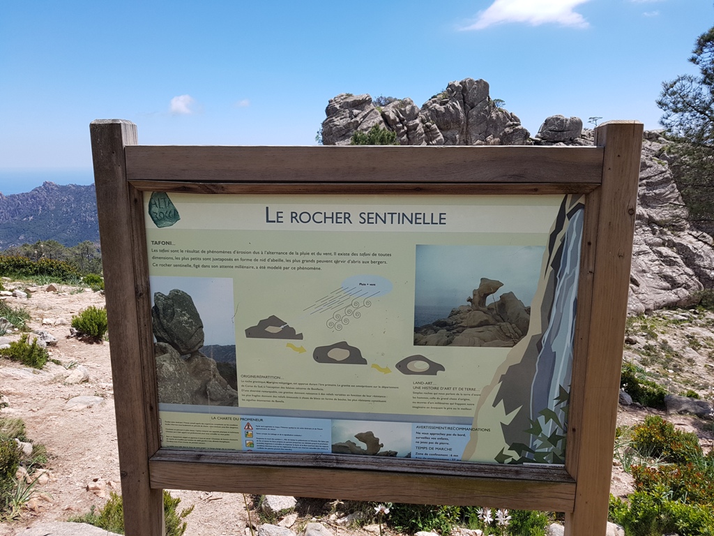 Le Rocher Sentinelle domine la cascade