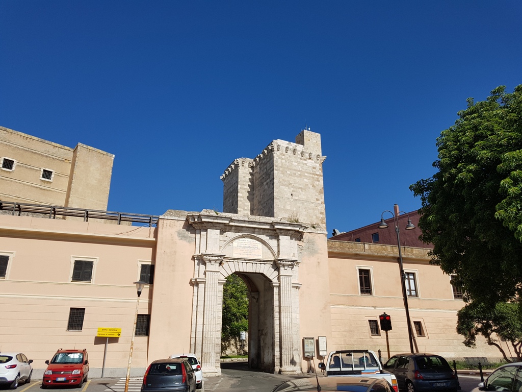 La porte Cristina de Cagliari vue de l'extérieur