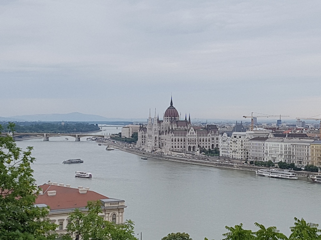 De l'autre côté du Danube, sur la rive Est, le parlement Hongrois