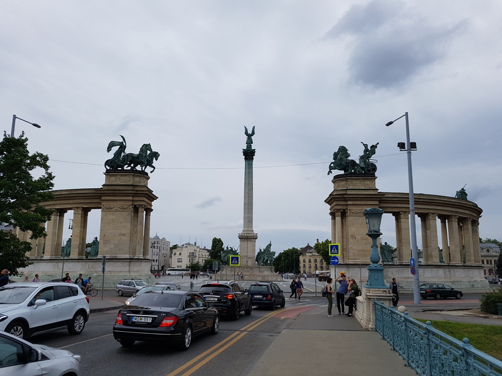 Hősök tere (La place des héros)