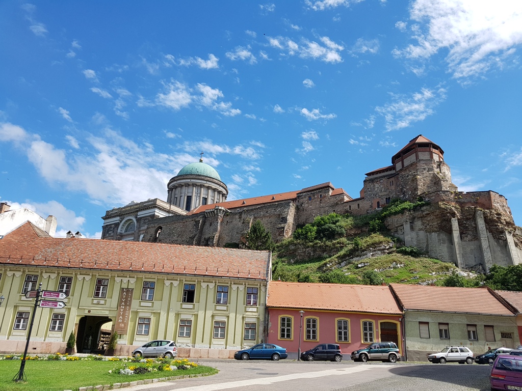 Le château d'Esztergom domine l'Eglise Saint-Ignace et le Christian Museum