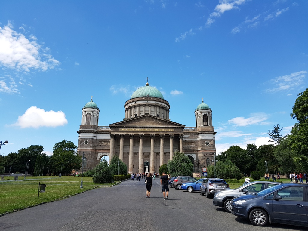 La Basilique d'Esztergom domine la ville.