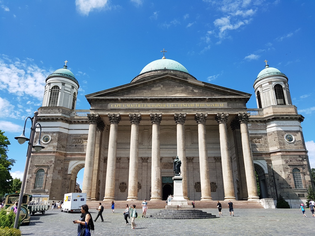 La Basilique d'Esztergom domine la ville.
