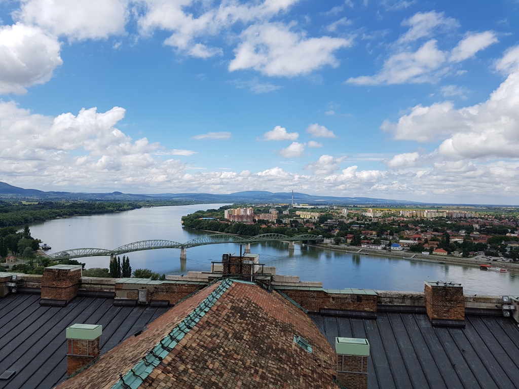La vue sur le Danube depuis le toit de la Basilique d'Esztergom: